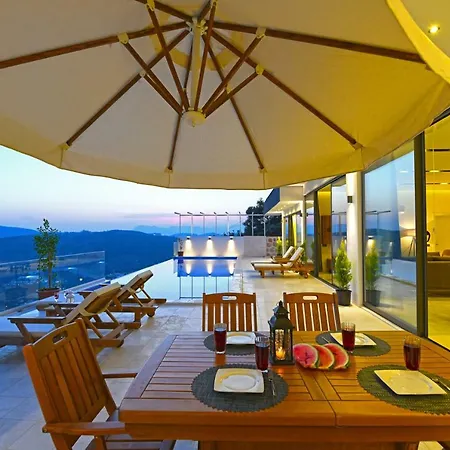 Villa Sleeps 4 Pool Air Con Wifi *
