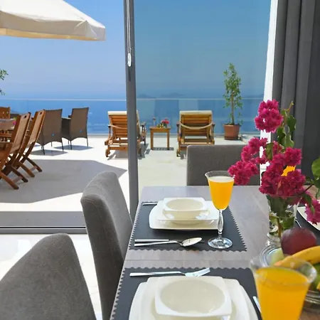 Sleeps 4 Pool Air Con Wifi
